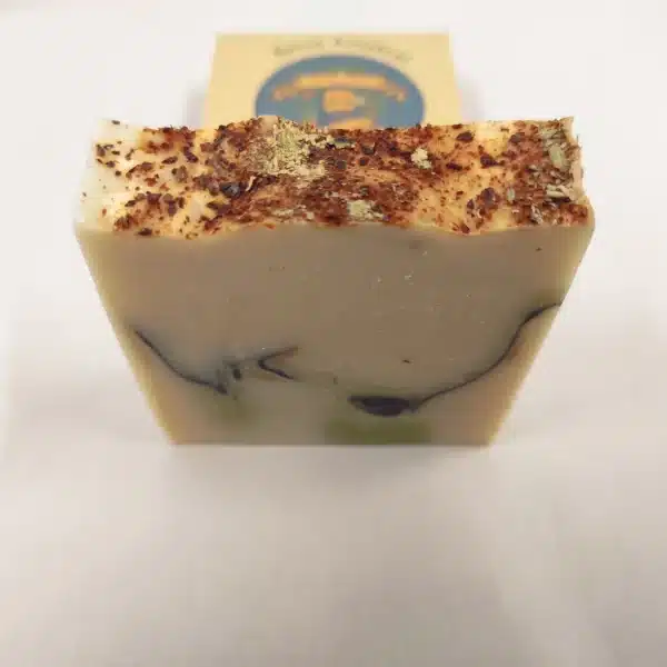 Savon artisanal fait de miel de sarrasin, d'épinette noire, de cèdre et de pin sauvage