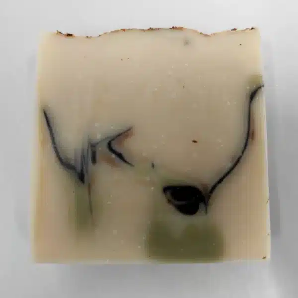 Savon artisanal fait de miel de sarrasin, d'épinette noire, de cèdre et de pin sauvage